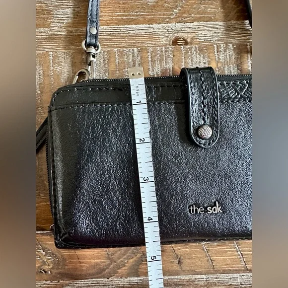 NEW The Sak Black Leather Crossbody/Wristlet Purse with Detachable Straps - Picture 3 of 9